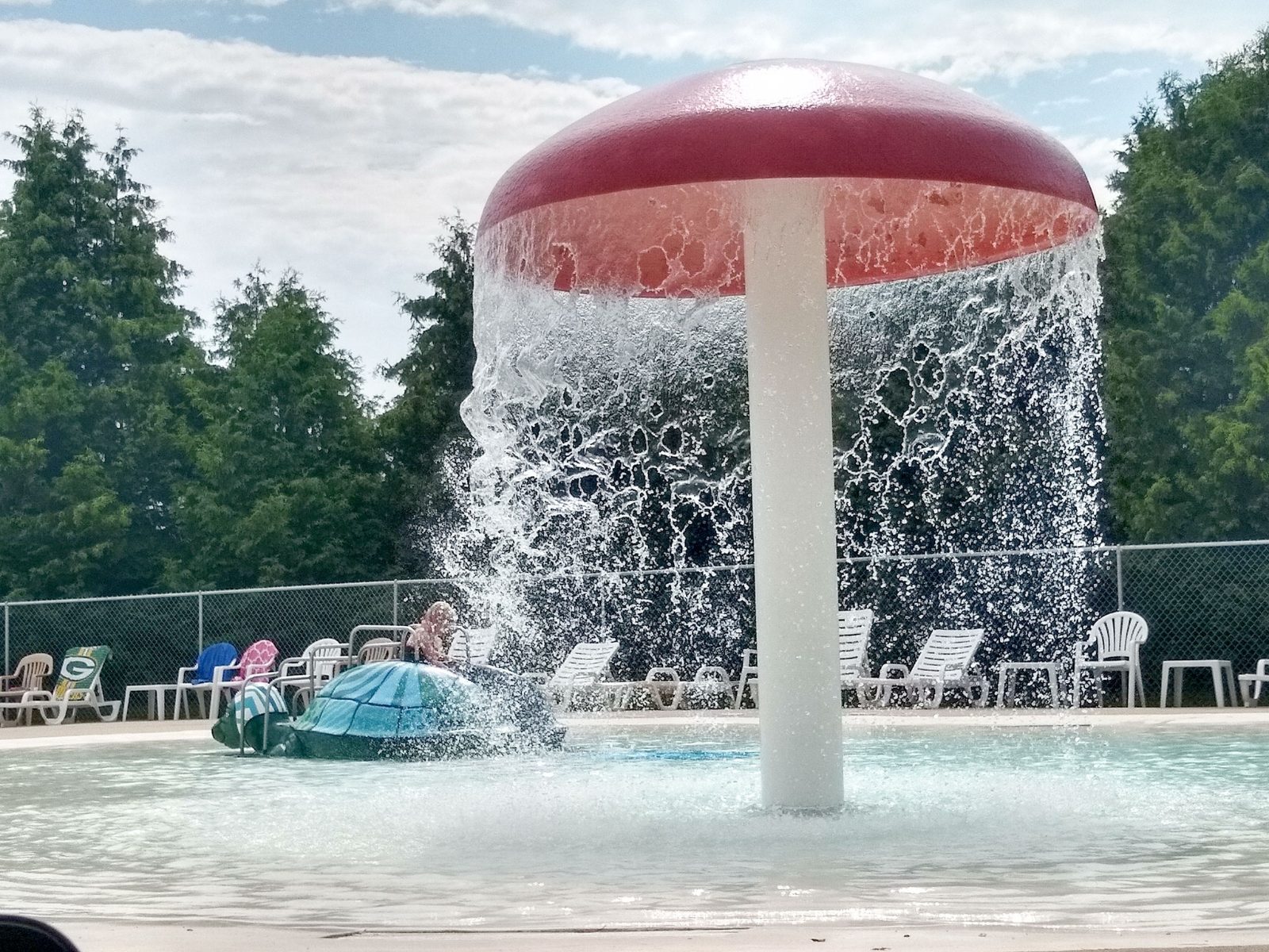 Kids pool splash pad